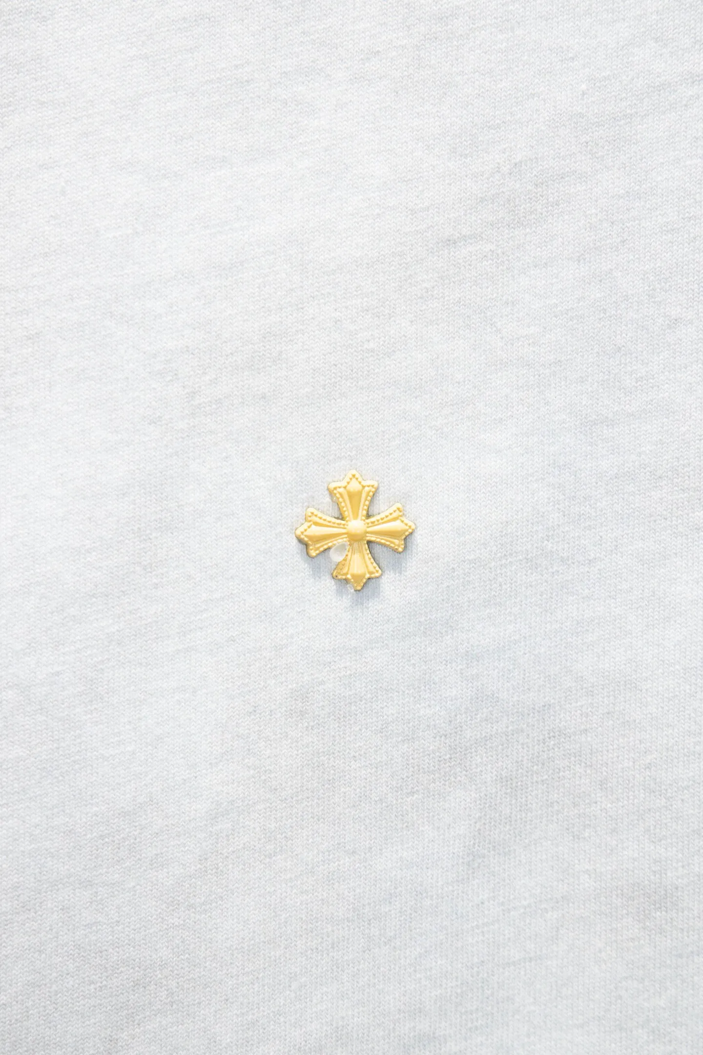 P180 🆕Chrome Hearts os version is really charming and Chrome Hearts is really a must-have. Each season's new version is made to the extreme. It is very practical and can be worn casually. Nice✔️ - ⚠️100% cotton. It is made of 32-count double yarn, 260-gram weight fabric and imported knitted carded cotton. It has moderate thickness, drape and contour, and the upper body is comfortable! ! It is very tolerant to fat body types and can instantly lose five pounds after wearing it!  Front panel #Back panel Neckline Bronzing elements# Imported hardware heavy craftsmanship and imported accessories. The body is washed, worn, sandblasted and frayed, and handmade elements are added to greatly increase the interest of the clothing; unique visual effects. The special fraying effect creates a unique distressed effect. The addition of handmade elements to the body greatly increases the interest of the clothing; it has a unique visual effect. After special fraying effect treatment, a unique distressed effect is formed. An irregular hem is added to the version. This year, Crow Heart is focusing on the version. In the past two years, the oversize version has become the focus of the trend. It has also been a popular staple in the past two years. The change of designers has made this brand an instant hit. The progressive fashion of the times also needs the blood impact of fresh elements and trendy designs in order to continue its glory! It’s stylish both inside and outside, a must-have for high street travel! An absolute "eye-catching style" that can match couples 💏 Color: washed black, sandblasted white Size: S M L XL